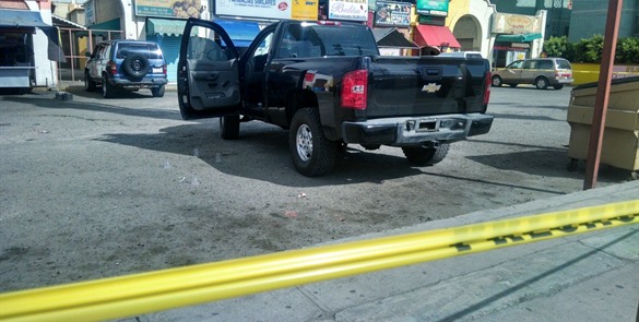 En el interior de la camioneta pick-up. marca Chevrolet Silverado, color negro y sin placas de circulación, fue atacado a balazos Sergio Octavio Galin
