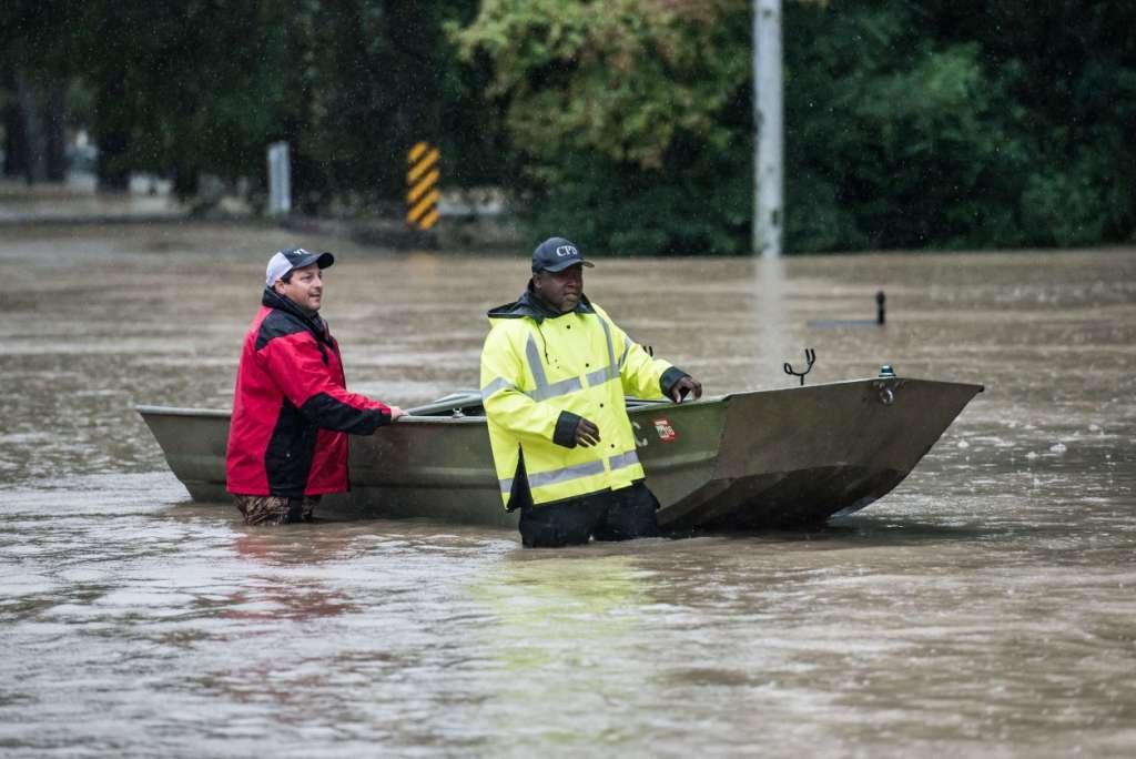 Debido a las inundaciones se utilizaron botes para rescatar a las personas atrapadas en sus casas en Carolina del Sur.
