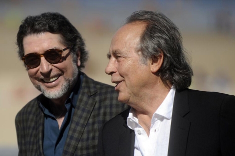 Joan Manuel Serrat, con su amigo, el cantante Joaquín Sabina, en el Festival de Cine de San Sebastián, en septiembre de 2013