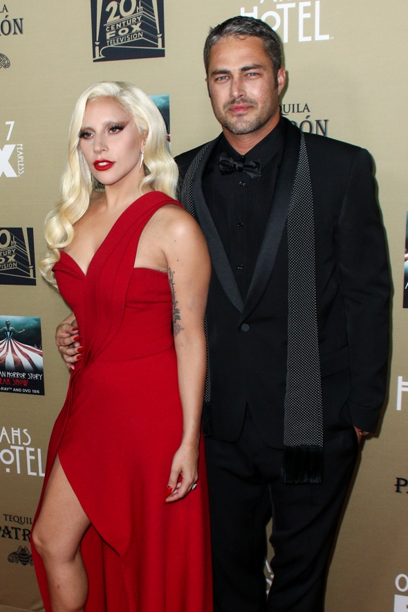  Lady Gaga y Taylor Kinney llegaron juntos a la premier de 'American Horror Story: Hotel'. 
