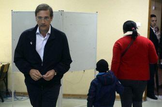 El líder del centroderechista PSD y primer ministro,  Pedro Passos Coelho, llega a un centro de votación en Massama, en las afueras de Lisboa