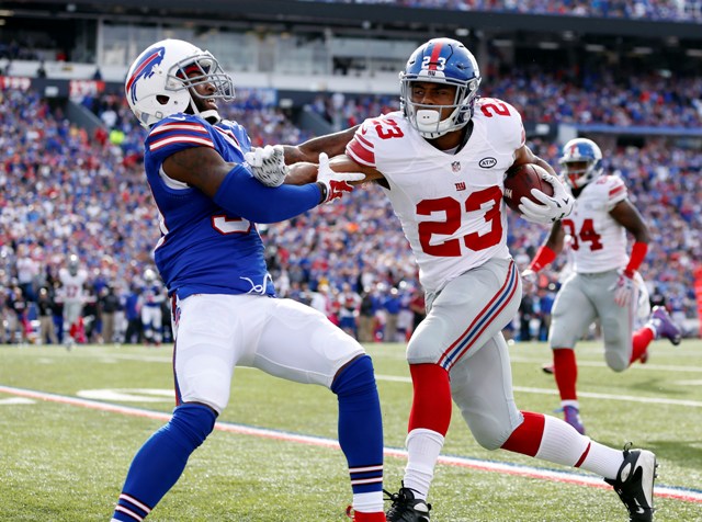 Rashad Jennings rompe la tacleada del safety Bacarri Rambo