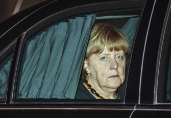 La canciller alemana, Angel Merkel, a su llegada al aeropuerto de Nueva Delhi, al inicio de la visita que hará esta semana a la India