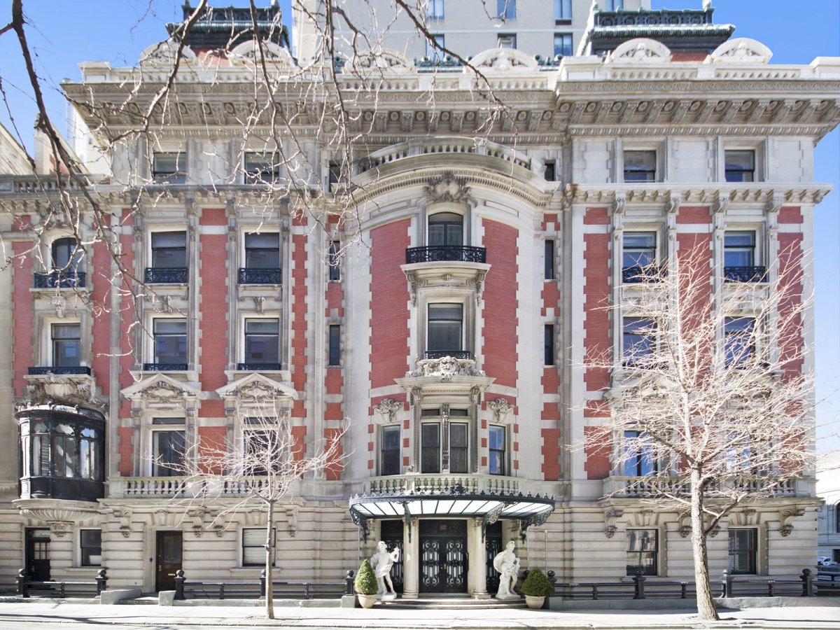 La casa está ubicada en la esquina de la Quinta Avenida y la calle 82 de Nueva York.