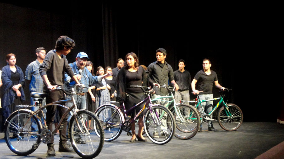 Entrega de bicicletas en el Teatro Salvador Novo.