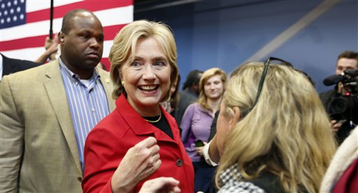 Hillary Clinton saluda a simpatizantes después de un acto electoral en una escuela de Manchester, en New Hampshire