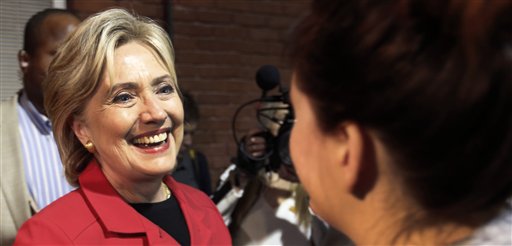 Hillary Clinton saluda a simpatizantes después de hablar en un acto electoral en Manchester, New Hampshire