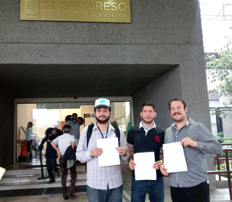 Los miembros de Redes Quinto Poder presentaron el escrito.