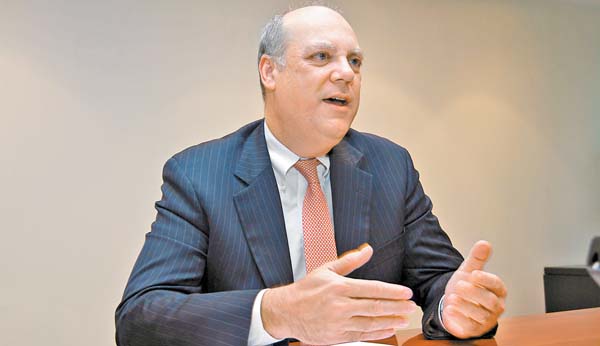 En un periodo de volatilidad es muy difícil predecir el futuro y la toma de decisiones, aseguró Alex Maturri.