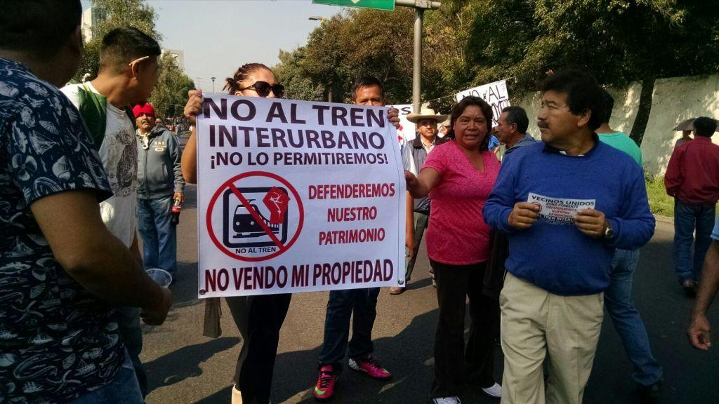 Los vecinos piden al Gobierno del Distrito Federal datos sobre la construcción del Tren Interurbano Toluca-Observatorio. 