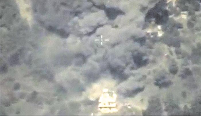 Vista aérea suministrada por el Ministerio de Defensa ruso de un ataque ayer a un puesto del grupo EI en la provincia siria de Idlid.