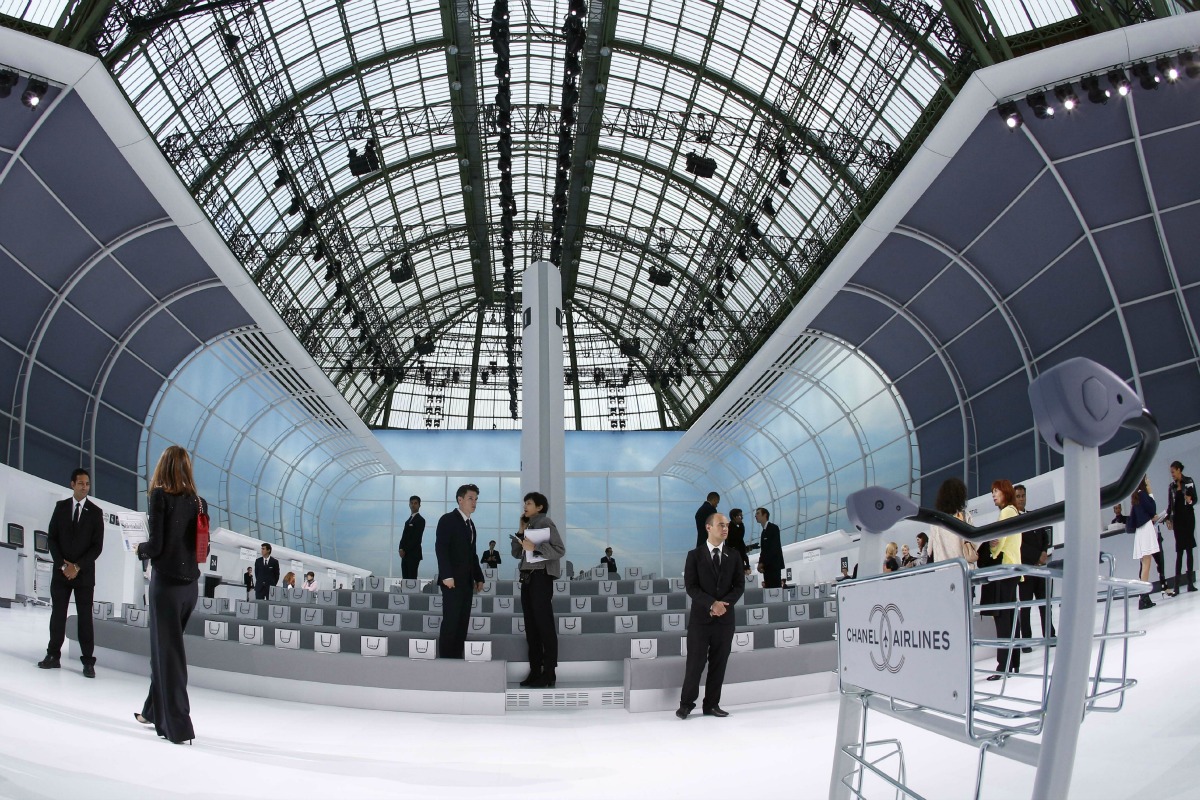 El lugar de la pasarela se ambientó para simular una verdadera terminal aérea. 