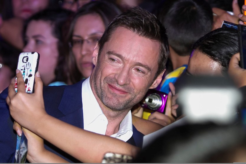 Hugh Jackman se tomó fotografías con sus fans mexicanos. 