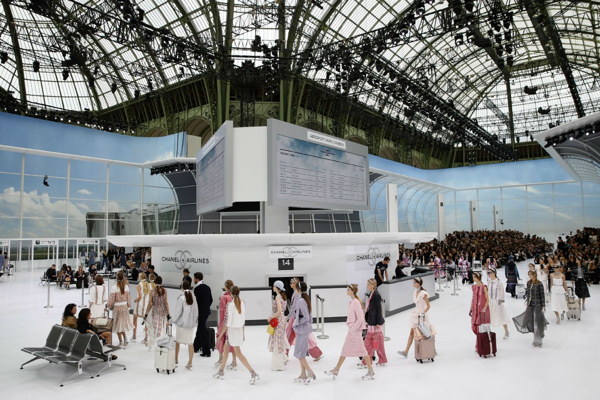Karl Lagerfeld creó "Chanel Airlines" para presentar este martes su colección primavera-verano 2016.