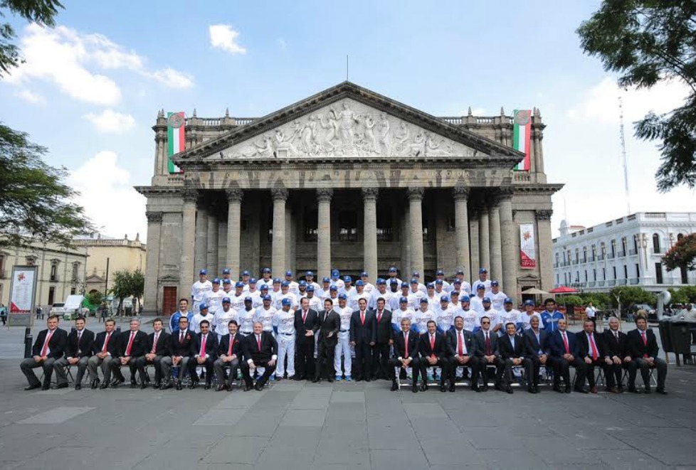 La fotografía fue tomada enfrente del Teatro Degollado. 
