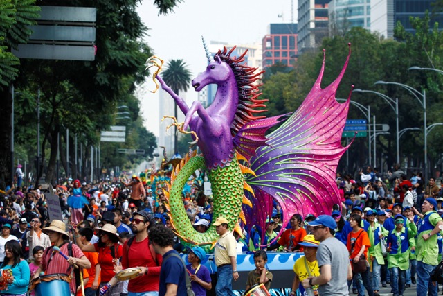 Cuando se organizó el primer concurso y desfile de Alebrijes Monumentales, en 2007, se inscribieron alrededor de 34 piezas: en la más reciente edición