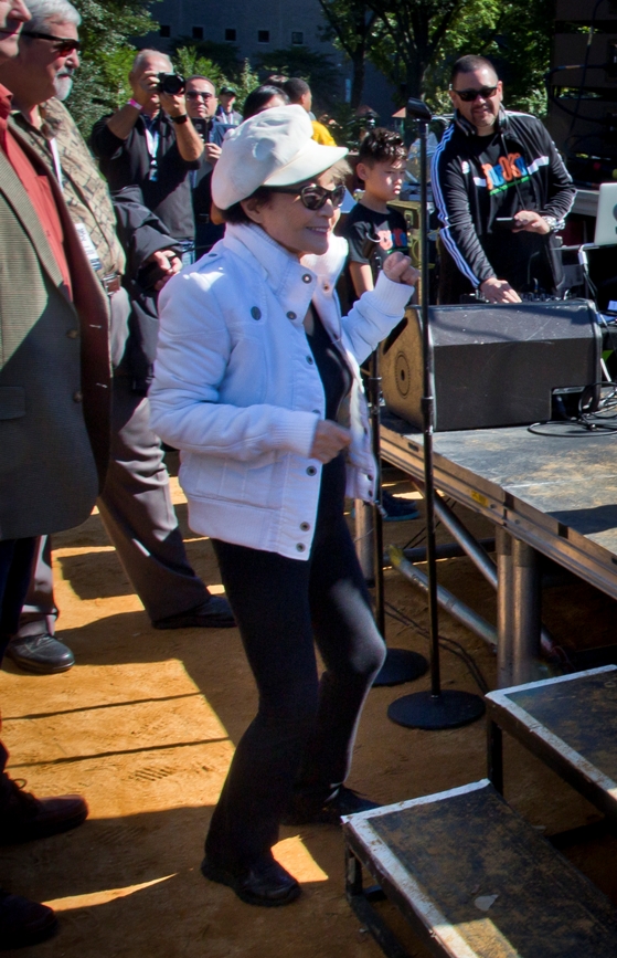 Yoko Ono reunió a dos mil personas. 