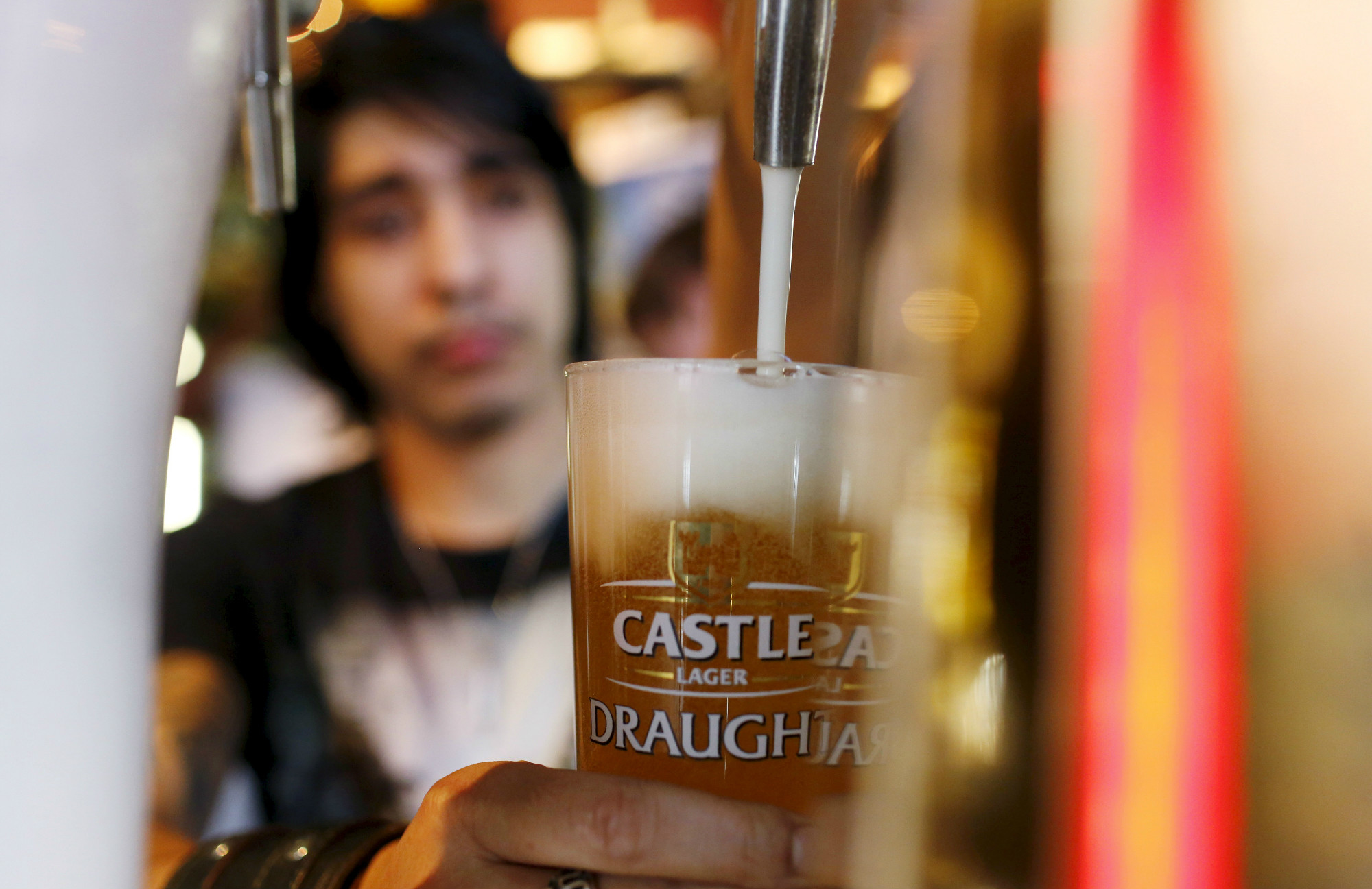 Un camarero sirve una cerveza de SAB Miller en Ciudad del Cabo, Sudáfrica.