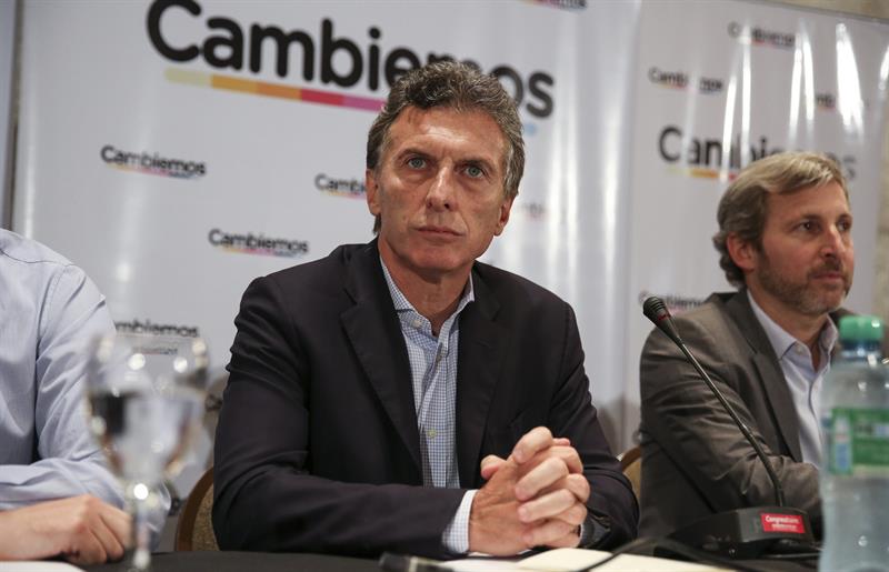 El candidato conservador argentino, Mauricio Macri, durante su reunión con corresponsales extranjeros en Buenos Aires