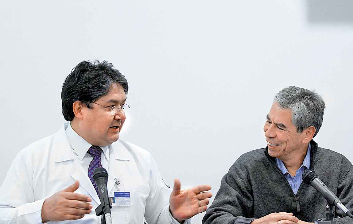 El doctor Ángel Herrera y el paciente Mario Alberto Santoyo.