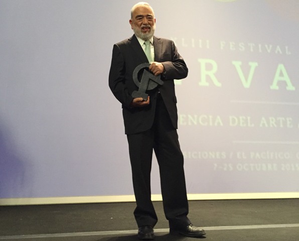 Por su excepcional trabajo y enorme contribución al desarrollo de la escenografía en México, el arquitecto Alejandro Luna recibió la Presea FIC, en el