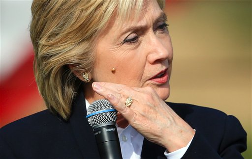 Hillary Clinton aparta de su cara una catarina, mientras habla durante un acto de campaña hoy en el Westfair Amphitheater en Council Bluffs, Iowa