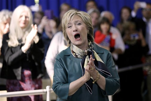 Hillary Clinton saluda a un seguidor antes de hablar en un foro comunitario en Davenport, Iowa
