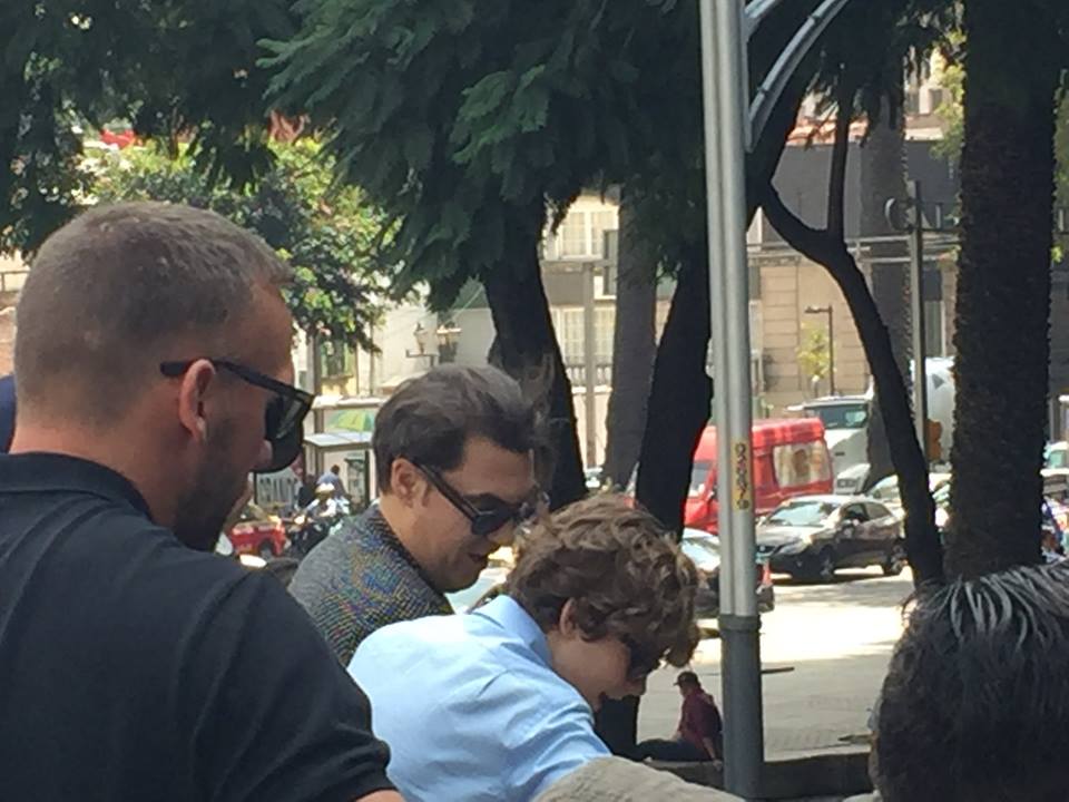 Hugh Jackman, Levi Miller y Joe Wright sorprendieron a los capitalinos. 