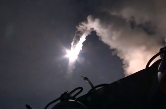 En esta imagen del ministerio de Defensa ruso puede verse a un misil al ser lanzado de un barco en el mar Caspio hacia posiciones del EI en Siria