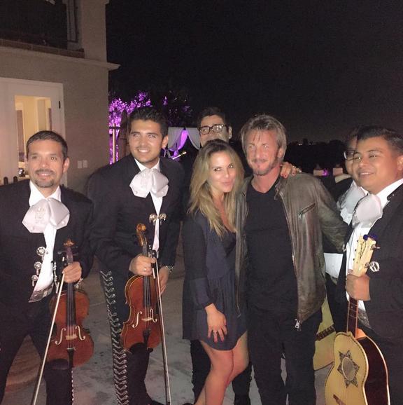 Kate del Castillo y Sean Penn con mariachi. 