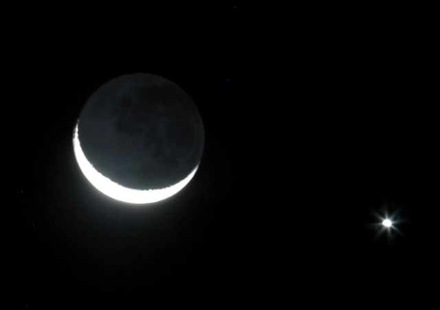 El planeta Venus (derecha) se alinea con la Luna en febrero de 2009.