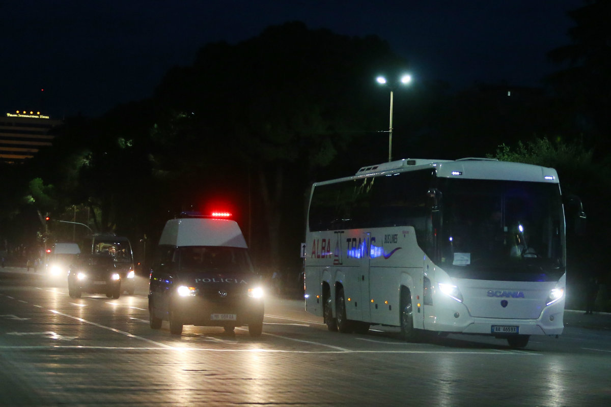 La policía de Albania escolta los autobuses de la selección de Serbia