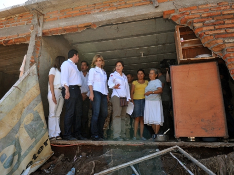 La secretaria de Desarrollo Agrario, Territorial y Urbano, Rosario Robles y la gobernadora, Claudia Pavlovich, recorrieron es este puerto las zonas da