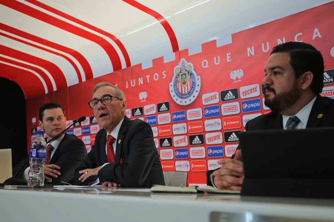 Los abogados mercantiles de Jorge Vergara, ayer en rueda de prensa realizada en el Estadio Omnilife
