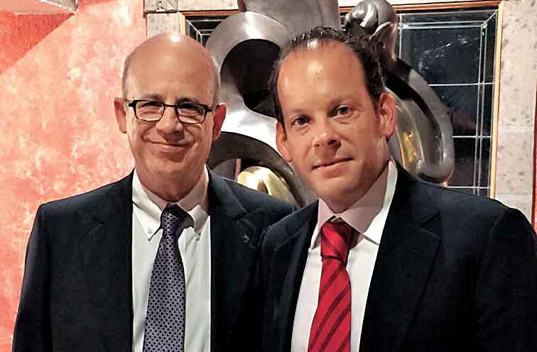 Afirma que el mexicano (der.) es una figura reconocida mundialmente.