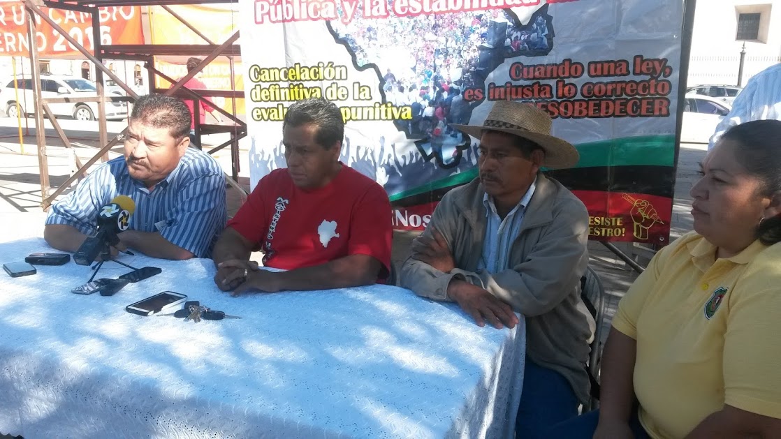 Cnferencia del Magisterio Unido de Durango en la Plaza de Armas.