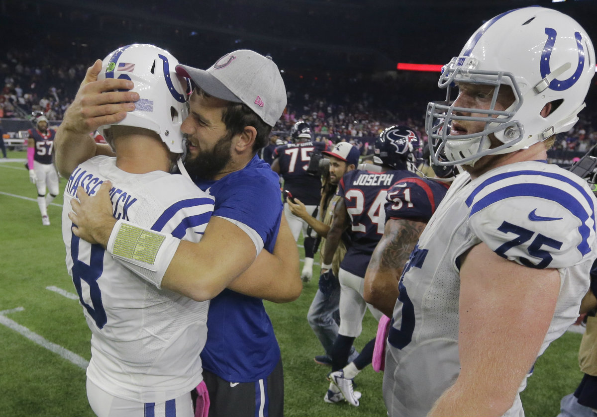 De Colts, Andrew Luck, celebró con Matt Hasselbeck (8)