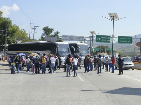 Egresados de las 9 normales públicas de Guerrero y alumnos de la intercultural de Atliaca, llegaron a la caseta de Palo Blanco, en la Autopista del So