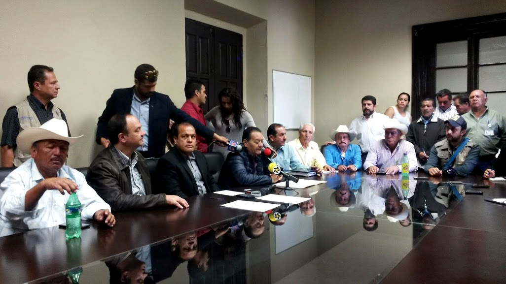 Ejidatarios afectados por el trazo de la súper carretera a Mazatlán.