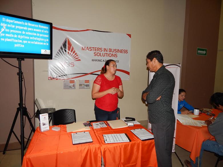 Las empresas instalaron módulos para los aspirantes.