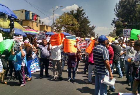 Vecinos y vendedores de Tepito protestaron contra los operativos de la delegacion Cuauhtémoc y bloquearon vialidades de la zona por más de dos horas.
