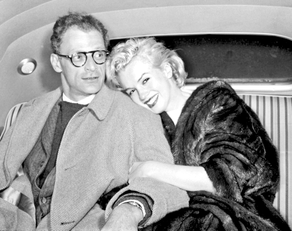 Arthur Miller con su esposa Marilyn Monroe.