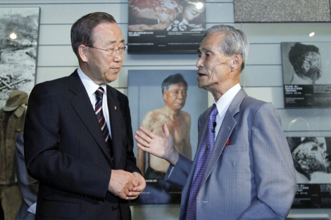 Ban Ki-moon, con Sumiteru Taniguchi, presidente del Consejo de Víctimas de la Bomba Atómica de Nagasaki, durante su visita de 2010