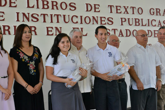 El gobernador exhortó a los estudiantes de los distintos subsistemas a dar el mejor de los usos a estos textos.