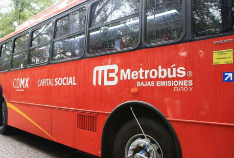 En la Línea 2 del Metrobús se reanudó el servicio en las estaciones Antonio Maceo, Parque Lira y Tacubaya, que ayer fueron cerradas por una fuga de ag