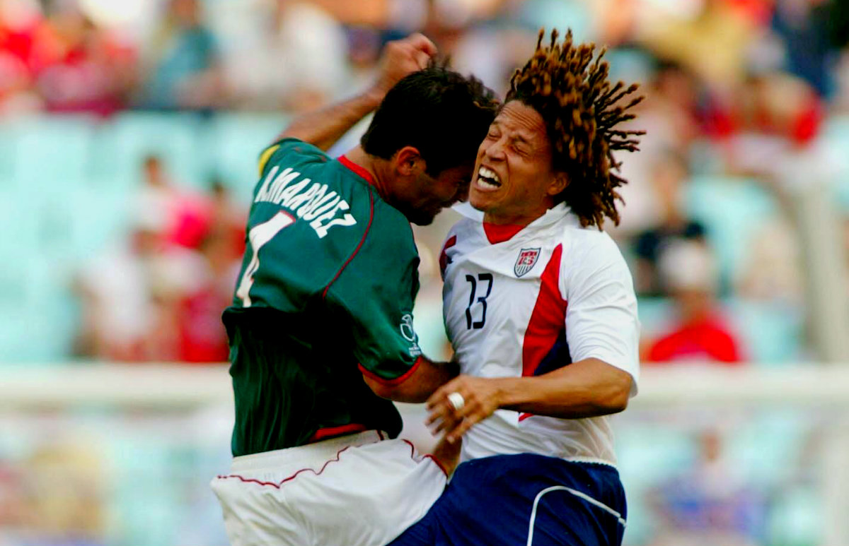 Rafael Márquez fue expulsado después de la agresión en contra de Cobi Jones