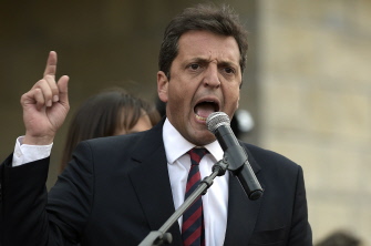 Sergio Massa, candidato del frente UNA y tercero en los sondeos, en un discurso hoy en la localidad de Tigre, en Buenos Aires