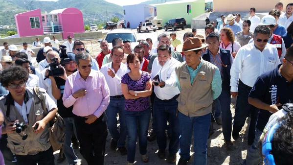 En una gira de trabajo por Chilpancingo, la titular de Sedatu, Rosario Robles Berlanga, escuchó las quejas de los damnificados por Ingrid y Manuel.