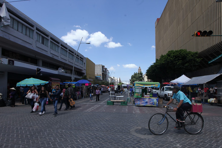 Los comerciantes ambulantes preparan la mercancía que ofertarán durante La Romería. 