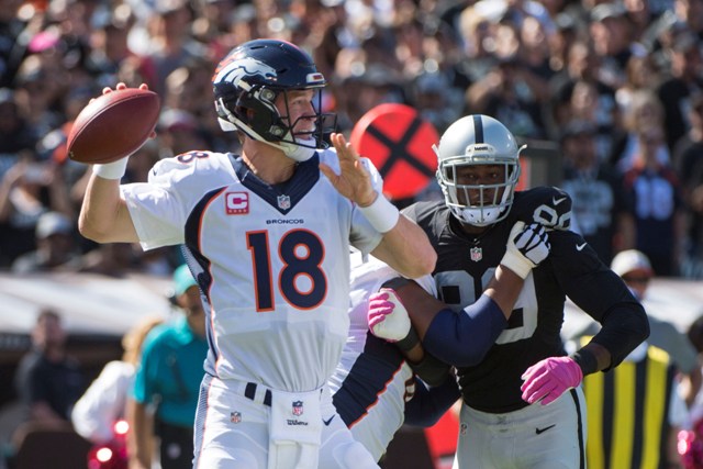 Peyton Manning, sufrió ante Oakland pero consiguió la victoria 
